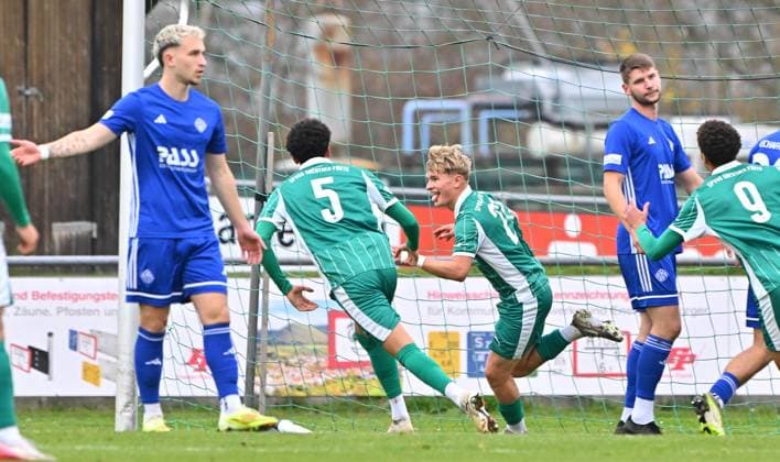 15.11.2025 - Fussball - Saison 2025 2026 - Regionalliga Bayern - 18. Spieltag: SpVgg Greuther Fürth Fuerth II U23 ( Kleeblatt ) - SV Viktoria Aschaffenburg SVA - Mezi - xmexzix - Torjubel Jubel Freude nach Treffer Tor Torschuß zum 1:0 durch Max Meyer (23, SpVgg Greuther Fürth II )