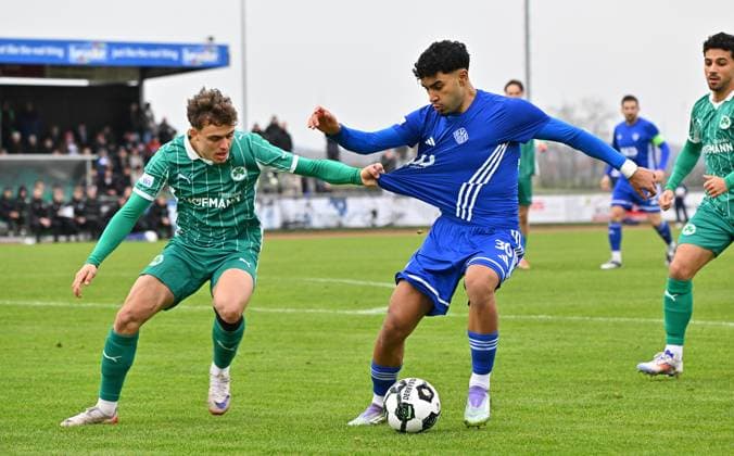 15.11.2025 - Fussball - Saison 2025 2026 - Regionalliga Bayern - 18. Spieltag: SpVgg Greuther Fürth Fuerth II U23 ( Kleeblatt ) - SV Viktoria Aschaffenburg SVA - Mezi - xmexzix - Marlon Fries (7, SpVgg Greuther Fürth II ) Younes Azahaf (30, SV Viktoria Aschaffenburg, rechts )