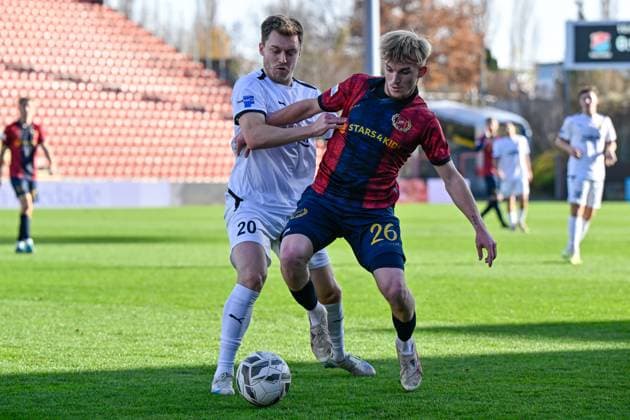 v.li.: Thomas Haas (Vilzing, 20) Andy Breuer (Unterhaching, 26) im Zweikampf, Duell, duel, tackle, Dynamik, Action, Aktion, 15.11.2025, Unterhaching (Deutschland), Fussball, Regionalliga Bayern, SpVgg Unterhaching - DJK Vilzing