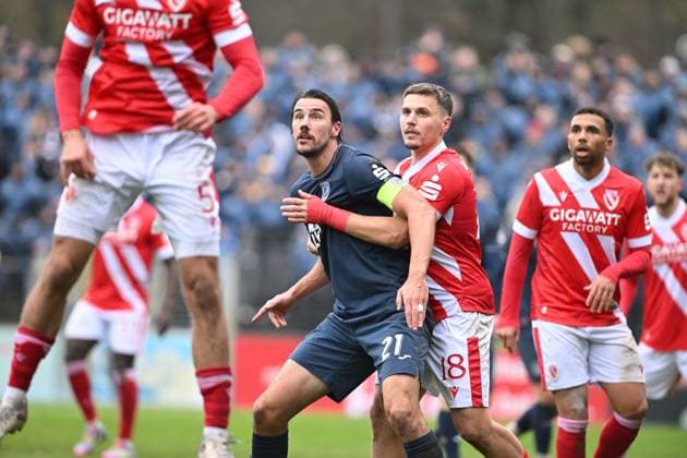 RECORD DATE NOT STATED Erik Engelhardt (18; FC Energie Cottbus) im Zweikampf mit Philipp Zeiger (21; SV Babelsberg 03), während Leon Guwara (21; FC Energie Cottbus) aufmerksam beobachtet Intensiver Zweikampf um Ball Copyright: xSpeedshotx