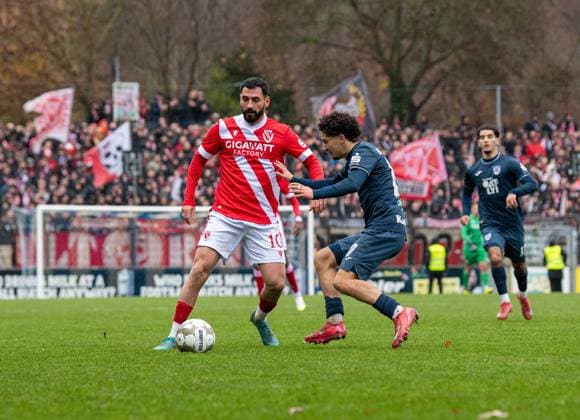 Fussball, Herren, Saison 2025 2026, Landespokal Brandenburg (Viertelfinale), SV Babelsberg 03 - FC Energie Cottbus, v.l. Tolcay Cigerci (Energie Cottbus), Maurice Covic (Babelsberg), 15.11. 2025, Copyright: xSebastianxRäppold MatthiasxKochx