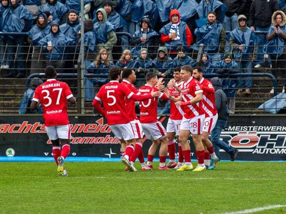 Fussball, Herren, Saison 2025 2026, Landespokal Brandenburg (Viertelfinale), SV Babelsberg 03 - FC Energie Cottbus, v.l. Merveille Biankadi (Energie Cottbus), Dominik Pelivan (Energie Cottbus), Leon Guwara (Energie Cottbus), Axel Borgmann (Energie Cottbus), Can Moustfa (Energie Cottbus), Erik Engelhardt (Energie Cottbus), Tolcay Cigerci (Energie Cottbus), Jubel nach Tor zum 0:1, 15.11. 2025, Copyright: xSebastianxRäppold MatthiasxKochx