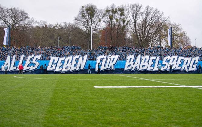 Fussball, Herren, Saison 2025 2026, Landespokal Brandenburg (Viertelfinale), SV Babelsberg 03 - FC Energie Cottbus, Fans von Babelsberg mit Zaunfahne: Alles geben für Babelsberg, 15.11. 2025, Copyright: xSebastianxRäppold MatthiasxKochx