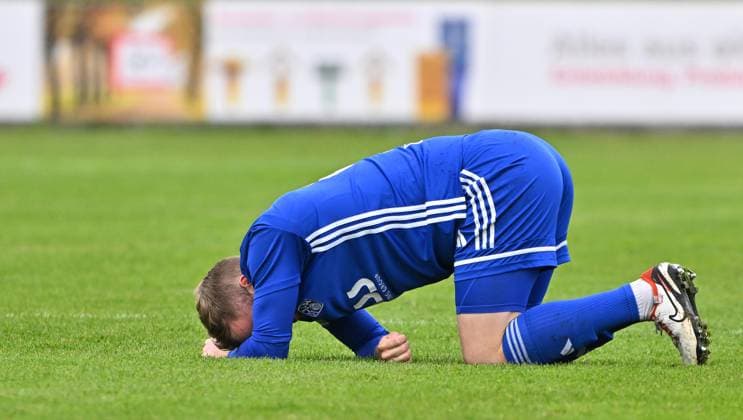 15.11.2025 - Fussball - Saison 2025 2026 - Regionalliga Bayern - 18. Spieltag: SpVgg Greuther Fürth Fuerth II U23 ( Kleeblatt ) - SV Viktoria Aschaffenburg SVA - Mezi - xmexzix - Roberto Desch (6, SV Viktoria Aschaffenburg ) enttäuscht Enttäuschung angeschlagen am Boden