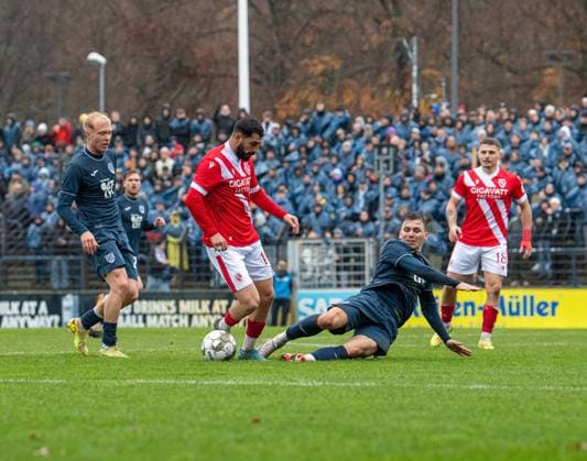 Fussball, Herren, Saison 2025 2026, Landespokal Brandenburg (Viertelfinale), SV Babelsberg 03 - FC Energie Cottbus, v.l. Linus Queißer (Babelsberg), Tolcay Cigerci (Energie Cottbus), Kenny Weyh (Babelsberg), Erik Engelhardt (Energie Cottbus), 15.11. 2025, Copyright: xSebastianxRäppold MatthiasxKochx