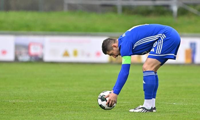 15.11.2025 - Fussball - Saison 2025 2026 - Regionalliga Bayern - 18. Spieltag: SpVgg Greuther Fürth Fuerth II U23 ( Kleeblatt ) - SV Viktoria Aschaffenburg SVA - Mezi - xmexzix - Benjamin Baier (10, SV Viktoria Aschaffenburg ) Kapitän Spielführer Mannschaftskapitän