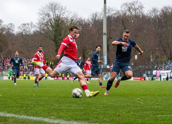 Fussball, Herren, Saison 2025 2026, Landespokal Brandenburg (Viertelfinale), SV Babelsberg 03 - FC Energie Cottbus, v.l. Henry Rorig (Energie Cottbus), Gordon Büch (Babelsberg), 15.11. 2025, Copyright: xSebastianxRäppold MatthiasxKochx