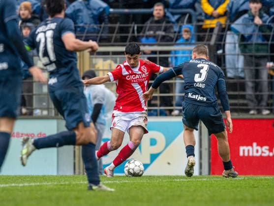 Fussball, Herren, Saison 2025 2026, Landespokal Brandenburg (Viertelfinale), SV Babelsberg 03 - FC Energie Cottbus, v.l. Philipp Zeiger (Babelsberg), Can Moustfa (Energie Cottbus), Jannis Lang (Babelsberg), 15.11. 2025, Copyright: xSebastianxRäppold MatthiasxKochx