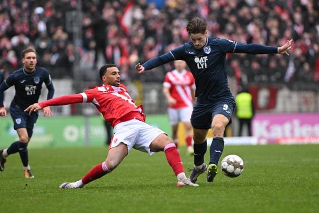 RECORD DATE NOT STATED Luis Müller (9; SV Babelsberg 03) mit Ball, während Leon Guwara (21; FC Energie Cottbus) grätscht und Tino Schmidt (11; SV Babelsberg 03) unterstützt Zweikampf um Ball Copyright: xSpeedshotx