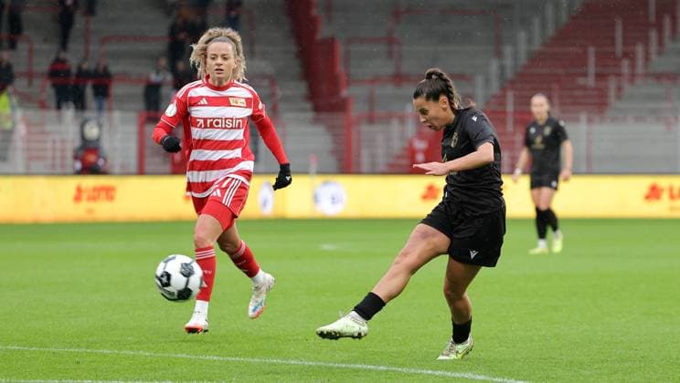 Jenny Hipp, Nelly Juckel am Ball Zweikampf Spielszene Aktion Fußball Fussball DFB Pokal Damen Frauen Achtelfinale Saison 2025 2026 15.11.2025 1.FC Union Berlin vs. FC Carl Zeiss Jena DFL regulations prohibit any use of photographs as image sequences and or quasi-video