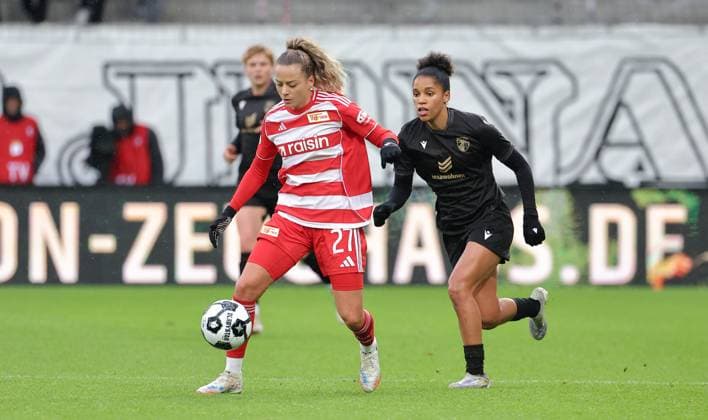 Jenny Hipp am Ball, Josephine Bonsu Zweikampf Spielszene Aktion Fußball Fussball DFB Pokal Damen Frauen Achtelfinale Saison 2025 2026 15.11.2025 1.FC Union Berlin vs. FC Carl Zeiss Jena DFL regulations prohibit any use of photographs as image sequences and or quasi-video