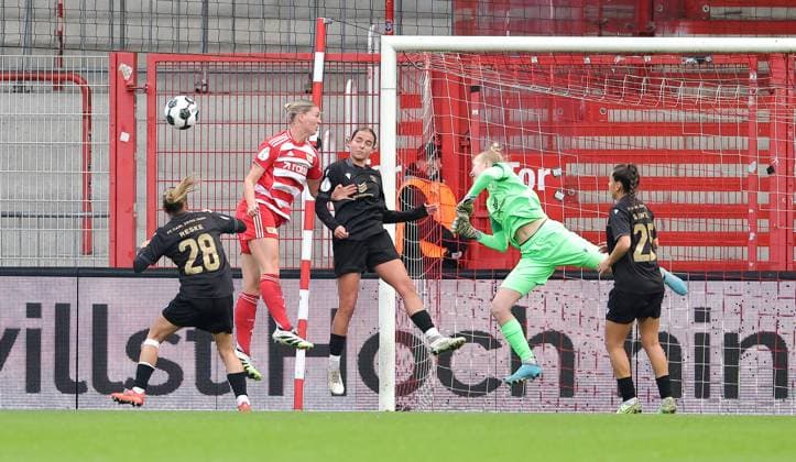 Gwen Mummert, Samantha Steuerwald, Merza Julevic, Torwart Jasmin Janning, Noemi Gentile Zweikampf Spielszene Aktion Fußball Fussball DFB Pokal Damen Frauen Achtelfinale Saison 2025 2026 15.11.2025 1.FC Union Berlin vs. FC Carl Zeiss Jena DFL regulations prohibit any use of photographs as image sequences and or quasi-video