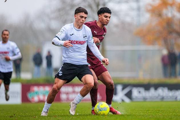 v.l. Almin Mesanovic (SC Verl, 17), Kerolos Makkar (1. FC Gievenbeck, 39) im Zweikampf GER, 1. FC Gievenbeck vs. SC Verl, Fussball, Westfalenpokal, Viertelfinale, Spielzeit 2025 2026, 15.11.2025 DFL Regulations prohibit any use of photographers as image sequences and or quasi-video. GER, 1. FC Gievenbeck vs. SC Verl, Fussball, Westfalenpokal, Viertelfinale, Spielzeit 2025 2026, 15.11.2025 M?nster Copyright: xEibner-Pressefoto JanxRollingerx EP_JSK