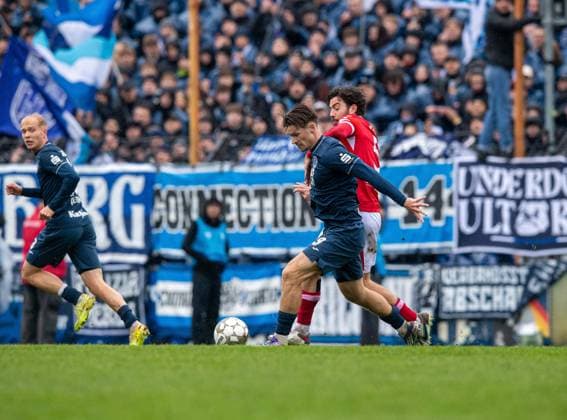 Fussball, Herren, Saison 2025 2026, Landespokal Brandenburg (Viertelfinale), SV Babelsberg 03 - FC Energie Cottbus, v.l. Linus Queißer (Babelsberg), Luis Müller (Babelsberg), Dominik Pelivan (Energie Cottbus), 15.11. 2025, Copyright: xSebastianxRäppold MatthiasxKochx