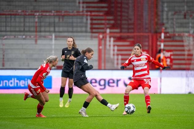 Fußball, Frauen, Saison 2025 2026, DFB-Pokal (Achtelfinale), 1. FC Union Berlin - FC Carl Zeiss Jena, v. l. Judith Steinert (1. Frauen 1. FC Union), Lisa Gora (FC Carl Zeiss Jena), Eileen Campbell (1. Frauen 1. FC Union),15.11. 2025, Copyright: xMatthiasxKochx
