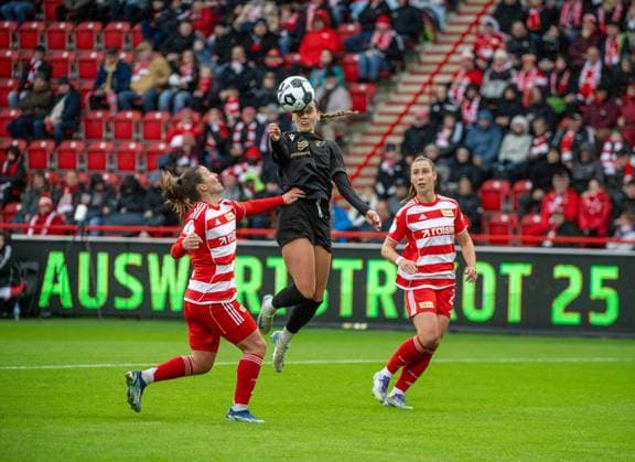 Fußball, Frauen, Saison 2025 2026, DFB-Pokal (Achtelfinale), 1. FC Union Berlin - FC Carl Zeiss Jena, v. l. Katja Orschmann (1. Frauen 1. FC Union), Rieke Tietz (FC Carl Zeiss Jena), Anna Weiß (1. Frauen 1. FC Union), 15.11. 2025, Copyright: xMatthiasxKochx