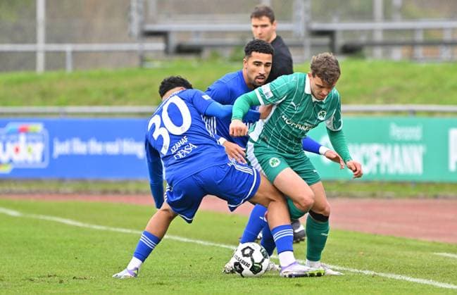 15.11.2025 - Fussball - Saison 2025 2026 - Regionalliga Bayern - 18. Spieltag: SpVgg Greuther Fürth Fuerth II U23 ( Kleeblatt ) - SV Viktoria Aschaffenburg SVA - Mezi - xmexzix - Younes Azahaf (30, SV Viktoria Aschaffenburg ) Marlon Fries (7, SpVgg Greuther Fürth II, rechts )