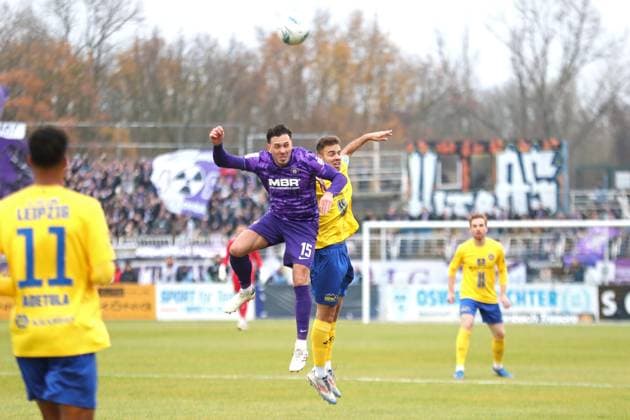 Fußball Sachsenpokal, 1. FC Lok Leipzig - FC Erzgebirge Aue; 15.11.2025 Marcel Bär (15, Erzgebirge Aue) im Kopfball-Duell mit Farid Abderrahmane (8, Lok Leipzig). Fußball, Wernesgrüner Sachsenpokal 2025 2026, Achtelfinale: 1. FC Lok Leipzig vs. FC Erzgebirge Aue am 15.11.2025 im Bruno-Plache-Stadion, Leipzig. Copyright: xBEAUTIFULxSPORTS JanxKaeferx