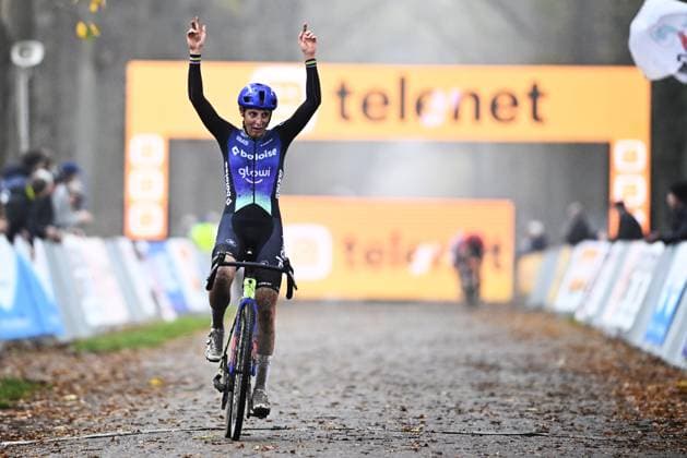 Dutch Lucinda Brand celebrates as she crosses the finish line to win the women s race of the Superprestige Merksplas cyclocross event, fourth stage (4 8) of the Superprestige cyclocross cycling competition, Saturday 15 November 2025, in Merksplas. JASPERxJACOBS  x141765026x