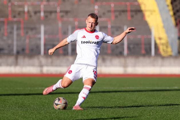 Benedikt Kirsch (10, 1.FC Nürnberg II) beim Spiel zwischen TSV Schwaben Augsburg v 1.FC Nürnberg II, Fußball, Herren, Regionalliga Bayern, 2025 2026, 18.Spieltag am 15.11.2025 in Augsburg, Rosenaustadion. Bayern Deutschland