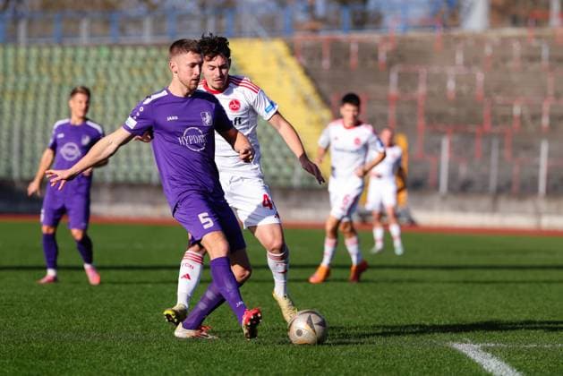 Dennis Ruisinger (5, TSV Schwaben Augsburg) und Ion Ciobanu (46, 1.FC Nürnberg II) beim Spiel zwischen TSV Schwaben Augsburg v 1.FC Nürnberg II, Fußball, Herren, Regionalliga Bayern, 2025 2026, 18.Spieltag am 15.11.2025 in Augsburg, Rosenaustadion. Bayern Deutschland