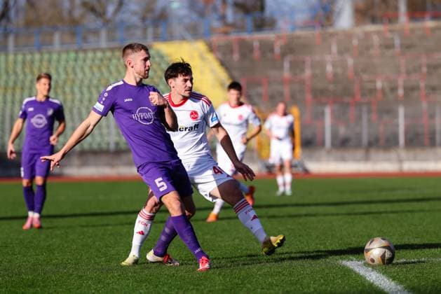 Dennis Ruisinger (5, TSV Schwaben Augsburg) und Ion Ciobanu (46, 1.FC Nürnberg II) beim Spiel zwischen TSV Schwaben Augsburg v 1.FC Nürnberg II, Fußball, Herren, Regionalliga Bayern, 2025 2026, 18.Spieltag am 15.11.2025 in Augsburg, Rosenaustadion. Bayern Deutschland
