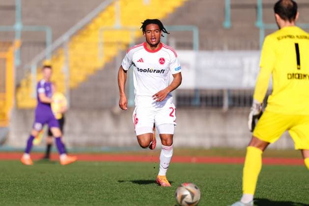Eliyah Rau (20, 1.FC Nürnberg II) beim Spiel zwischen TSV Schwaben Augsburg v 1.FC Nürnberg II, Fußball, Herren, Regionalliga Bayern, 2025 2026, 18.Spieltag am 15.11.2025 in Augsburg, Rosenaustadion. Bayern Deutschland