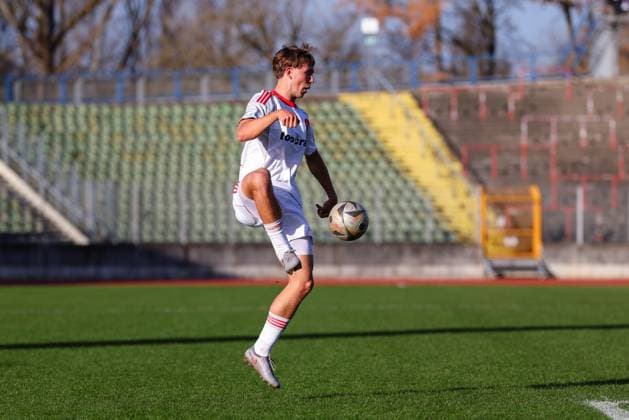 Moritz Wiezorrek (17, 1.FC Nürnberg II) beim Spiel zwischen TSV Schwaben Augsburg v 1.FC Nürnberg II, Fußball, Herren, Regionalliga Bayern, 2025 2026, 18.Spieltag am 15.11.2025 in Augsburg, Rosenaustadion. Bayern Deutschland