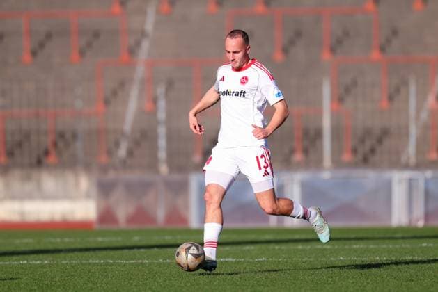 Leo Eberle (13, 1.FC Nürnberg II) beim Spiel zwischen TSV Schwaben Augsburg v 1.FC Nürnberg II, Fußball, Herren, Regionalliga Bayern, 2025 2026, 18.Spieltag am 15.11.2025 in Augsburg, Rosenaustadion. Bayern Deutschland