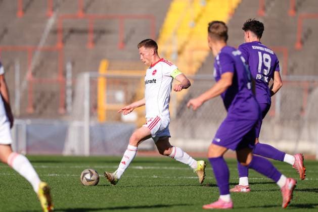 Fabian Menig (5, 1.FC Nürnberg II) beim Spiel zwischen TSV Schwaben Augsburg v 1.FC Nürnberg II, Fußball, Herren, Regionalliga Bayern, 2025 2026, 18.Spieltag am 15.11.2025 in Augsburg, Rosenaustadion. Bayern Deutschland