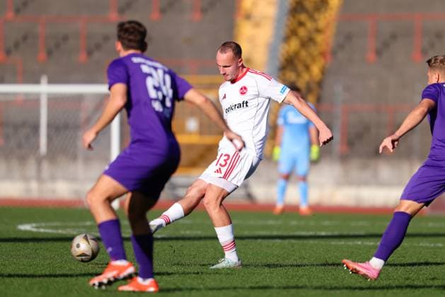 Leo Eberle (13, 1.FC Nürnberg II) beim Spiel zwischen TSV Schwaben Augsburg v 1.FC Nürnberg II, Fußball, Herren, Regionalliga Bayern, 2025 2026, 18.Spieltag am 15.11.2025 in Augsburg, Rosenaustadion. Bayern Deutschland