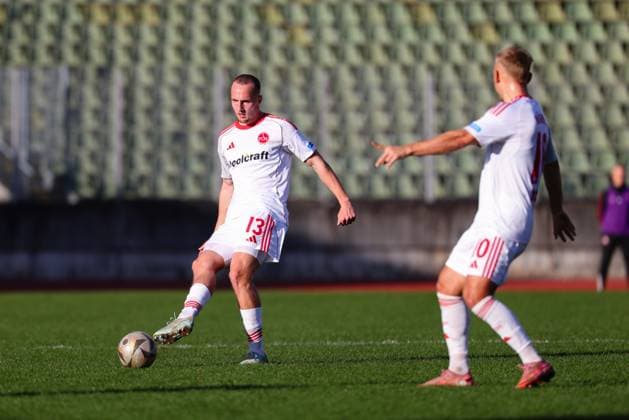 Leo Eberle (13, 1.FC Nürnberg II) beim Spiel zwischen TSV Schwaben Augsburg v 1.FC Nürnberg II, Fußball, Herren, Regionalliga Bayern, 2025 2026, 18.Spieltag am 15.11.2025 in Augsburg, Rosenaustadion. Bayern Deutschland