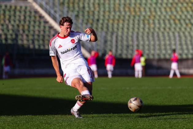 Moritz Wiezorrek (17, 1.FC Nürnberg II) beim Spiel zwischen TSV Schwaben Augsburg v 1.FC Nürnberg II, Fußball, Herren, Regionalliga Bayern, 2025 2026, 18.Spieltag am 15.11.2025 in Augsburg, Rosenaustadion. Bayern Deutschland