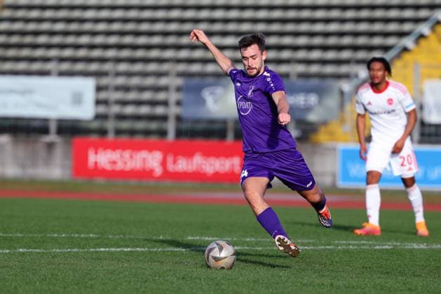 Elias Herzig (24, TSV Schwaben Augsburg) beim Spiel zwischen TSV Schwaben Augsburg v 1.FC Nürnberg II, Fußball, Herren, Regionalliga Bayern, 2025 2026, 18.Spieltag am 15.11.2025 in Augsburg, Rosenaustadion. Bayern Deutschland