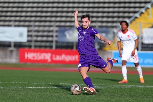 Elias Herzig (24, TSV Schwaben Augsburg) beim Spiel zwischen TSV Schwaben Augsburg v 1.FC Nürnberg II, Fußball, Herren, Regionalliga Bayern, 2025 2026, 18.Spieltag am 15.11.2025 in Augsburg, Rosenaustadion. Bayern Deutschland
