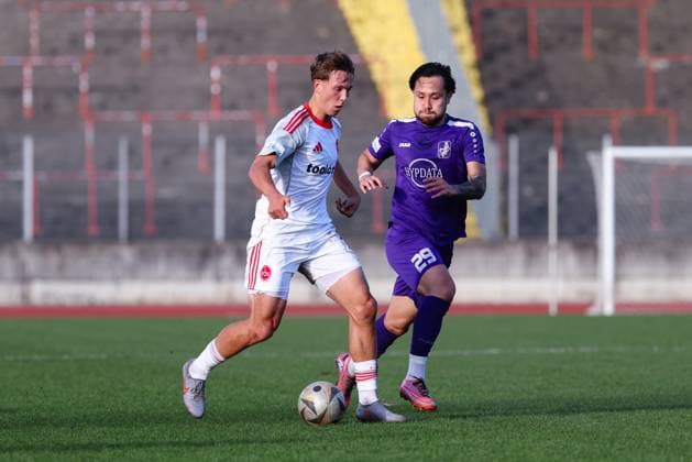 Moritz Wiezorrek (17, 1.FC Nürnberg II) und Achitpol Keereerom (29, TSV Schwaben Augsburg) beim Spiel zwischen TSV Schwaben Augsburg v 1.FC Nürnberg II, Fußball, Herren, Regionalliga Bayern, 2025 2026, 18.Spieltag am 15.11.2025 in Augsburg, Rosenaustadion. Bayern Deutschland