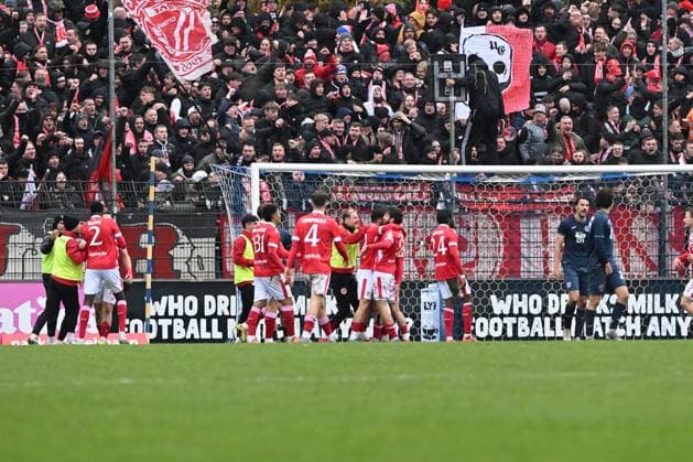 RECORD DATE NOT STATED Leon Guwara (21; FC Energie Cottbus) mit Teamkollegen feiern vor den jubelnden Fans im Stadion Spieler feiern Tor Copyright: xSpeedshotx