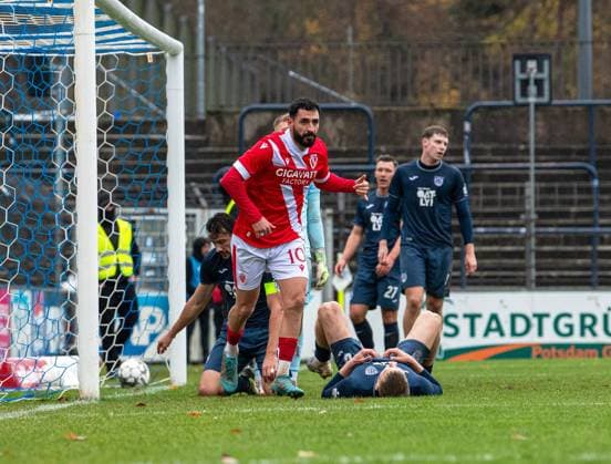 Fussball, Herren, Saison 2025 2026, Landespokal Brandenburg (Viertelfinale), SV Babelsberg 03 - FC Energie Cottbus, Tolcay Cigerci (Energie Cottbus), Jubel nach Tor zum 2:3, 15.11. 2025, Copyright: xSebastianxRäppold MatthiasxKochx