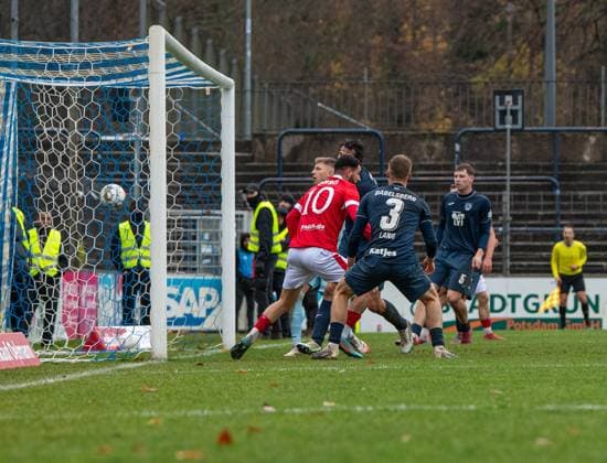 Fussball, Herren, Saison 2025 2026, Landespokal Brandenburg (Viertelfinale), SV Babelsberg 03 - FC Energie Cottbus, Tolcay Cigerci (Energie Cottbus) erzielt das Tor zum 2:3 gegen Torhüter Yannic Stein (Babelsberg), Philipp Zeiger (Babelsberg) und Jannis Lang (Babelsberg), 15.11. 2025, Copyright: xSebastianxRäppold MatthiasxKochx