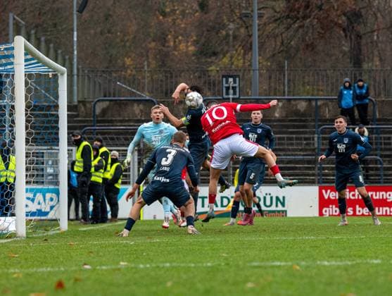 Fussball, Herren, Saison 2025 2026, Landespokal Brandenburg (Viertelfinale), SV Babelsberg 03 - FC Energie Cottbus, Tolcay Cigerci (Energie Cottbus) erzielt das Tor zum 2:3 gegen Torhüter Yannic Stein (Babelsberg), Philipp Zeiger (Babelsberg) und Jannis Lang (Babelsberg), 15.11. 2025, Copyright: xSebastianxRäppold MatthiasxKochx