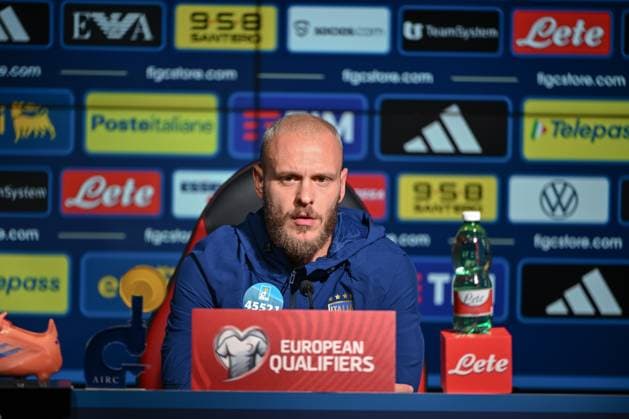Federico Dimarco of Italy speaks with the media during Italy press conference, PK, Pressekonferenz at Milanello on November 15, 2025 in Cairate, Italy  Copyright: xTizianoxBallabio IPAxSportx xipa-agency.netx xx IPA_67982983 IPA_Agency_IPA67982983