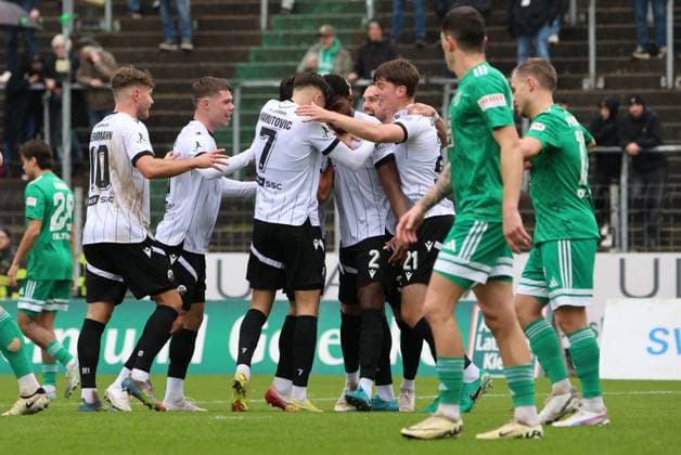 15.11.2025, Fussball, Herren, Regionalliga Südwest, Saison 2025 2026, FC 08 Homburg - SV Sandhausen, Torjubel zum 0:1, Torschütze: Kwabenaboye Appiah Schulz (SV Sandhausen) Homburg Waldstadion Saarland Deutschland (DEU) Copyright: xSebastianxBachx