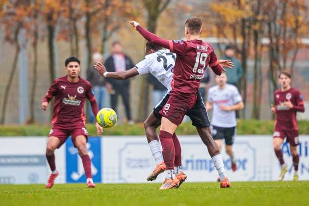v.l. Chilohem Onuoha (SC Verl, 27), Niklas Klinke (1. FC Gievenbeck, 19) im Zweikampf GER, 1. FC Gievenbeck vs. SC Verl, Fussball, Westfalenpokal, Viertelfinale, Spielzeit 2025 2026, 15.11.2025 DFL Regulations prohibit any use of photographers as image sequences and or quasi-video. GER, 1. FC Gievenbeck vs. SC Verl, Fussball, Westfalenpokal, Viertelfinale, Spielzeit 2025 2026, 15.11.2025 M?nster Copyright: xEibner-Pressefoto JanxRollingerx EP_JSK
