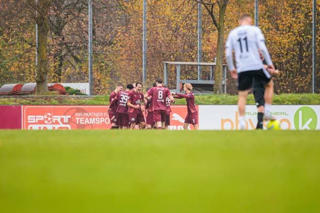Die Mannschaft von 1. FC Gievenbeck jubelt nach Tor zum 1:0 durch Fabian Witt (1. FC Gievenbeck, 10) GER, 1. FC Gievenbeck vs. SC Verl, Fussball, Westfalenpokal, Viertelfinale, Spielzeit 2025 2026, 15.11.2025 DFL Regulations prohibit any use of photographers as image sequences and or quasi-video. GER, 1. FC Gievenbeck vs. SC Verl, Fussball, Westfalenpokal, Viertelfinale, Spielzeit 2025 2026, 15.11.2025 M?nster Copyright: xEibner-Pressefoto JanxRollingerx EP_JSK