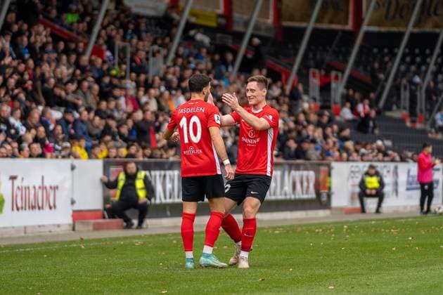 Torjubel beim 1:0 durch Mert Tasdelen (SG Sonnenhof Großaspach, 10), mit Leon Maier (SG Sonnenhof Großaspach, 27), SG Sonnenhof Großaspach vs. SV Stuttgarter Kickers, Fussball, Regionalliga Südwest, 17. Spieltag, Saison 2025 2026, 15.11.2025 SG Sonnenhof Großaspach vs. SV Stuttgarter Kickers, Fussball, Regionalliga Südwest, 17. Spieltag, Saison 2025 2026, 15.11.2025 Aspach Copyright: xEibner-Pressefoto PhilipxZieglerx EP_PZR