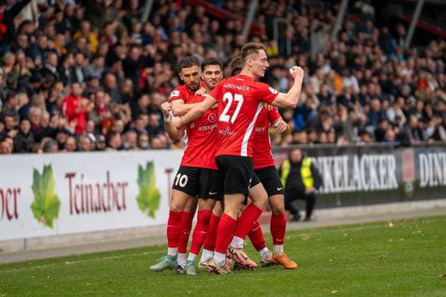 Torjubel beim 1:0 durch Mert Tasdelen (SG Sonnenhof Großaspach, 10), mit im Bild Loris Maier (SG Sonnenhof Großaspach, 27), Volkan Celiktas (SG Sonnenhof Großaspach, 05), Marius Kunde (SG Sonnenhof Großaspach, 16) und Leon Maier (SG Sonnenhof Großaspach, 27), SG Sonnenhof Großaspach vs. SV Stuttgarter Kickers, Fussball, Regionalliga Südwest, 17. Spieltag, Saison 2025 2026, 15.11.2025 SG Sonnenhof Großaspach vs. SV Stuttgarter Kickers, Fussball, Regionalliga Südwest, 17. Spieltag, Saison 2025 2026, 15.11.2025 Aspach Copyright: xEibner-Pressefoto PhilipxZieglerx EP_PZR
