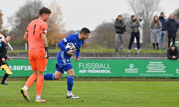 15.11.2025 - Fussball - Saison 2025 2026 - Regionalliga Bayern - 18. Spieltag: SpVgg Greuther Fürth Fuerth II U23 ( Kleeblatt ) - SV Viktoria Aschaffenburg SVA - Mezi - xmexzix - Benjamin Baier (10, SV Viktoria Aschaffenburg ) Torjubel Jubel Freude nach Treffer Tor Torschuß zum 2:1 per Elfmeter Strafstoß gegen Sebastian Jung (1, SpVgg Greuther Fürth II )