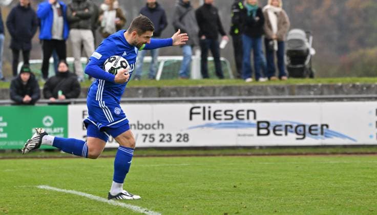 15.11.2025 - Fussball - Saison 2025 2026 - Regionalliga Bayern - 18. Spieltag: SpVgg Greuther Fürth Fuerth II U23 ( Kleeblatt ) - SV Viktoria Aschaffenburg SVA - Mezi - xmexzix - Benjamin Baier (10, SV Viktoria Aschaffenburg ) Torjubel Jubel Freude nach Treffer Tor Torschuß zum 2:1