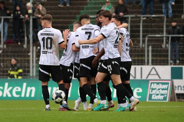 15.11.2025, Fussball, Herren, Regionalliga Südwest, Saison 2025 2026, FC 08 Homburg - SV Sandhausen, Torjubel zum 0:1, Torschütze: Kwabenaboye Appiah Schulz (SV Sandhausen) Homburg Waldstadion Saarland Deutschland (DEU) Copyright: xSebastianxBachx