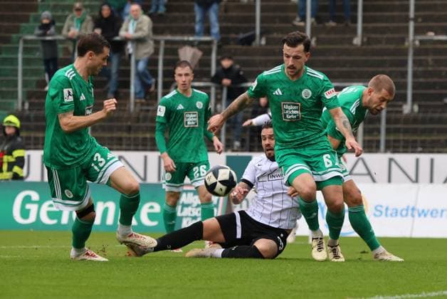 15.11.2025, Fussball, Herren, Regionalliga Südwest, Saison 2025 2026, FC 08 Homburg - SV Sandhausen, Frederic Baum (FC 08 Homburg), Nils Röseler (FC 08 Homburg), Pascal Testroet (SV Sandhausen) Homburg Waldstadion Saarland Deutschland (DEU) Copyright: xSebastianxBachx